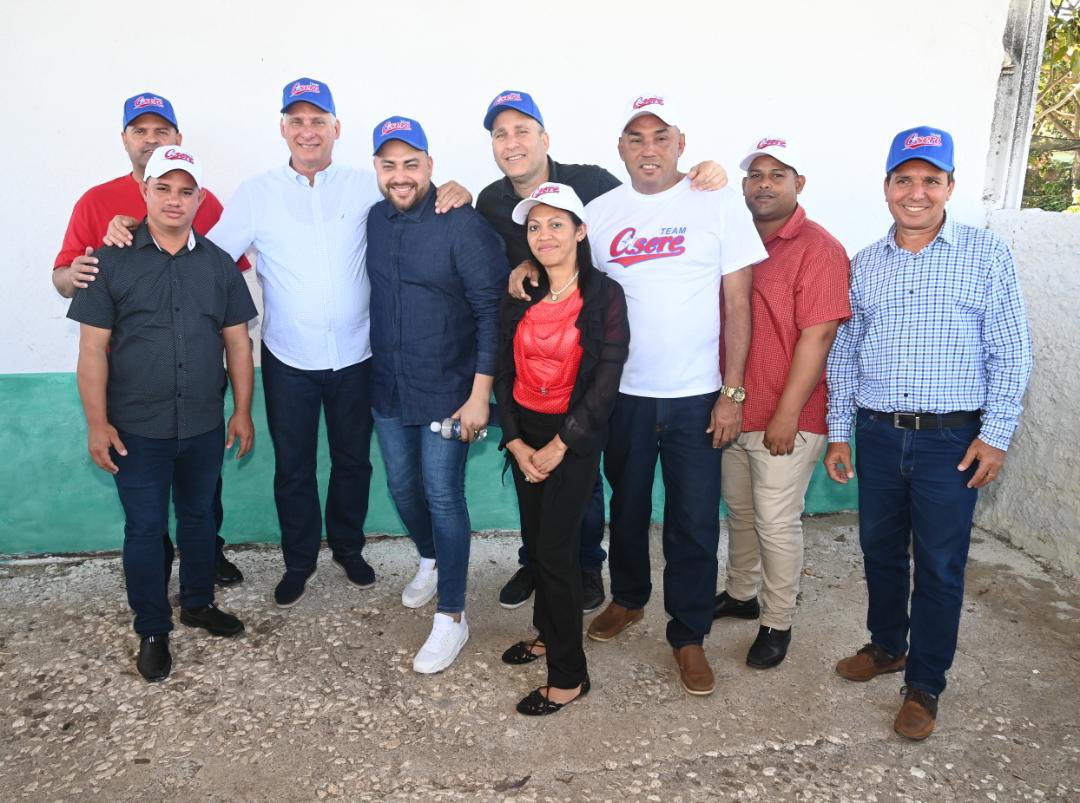 Feliz cumpleaños presidente <a href="/DiazCanelB/">Miguel Díaz-Canel Bermúdez</a>!!
Lia y yo te deseamos tantas cosas lindas en ste día(sabes cuánto t admiramos y queremos) pero sobre todo nuestro mayor deseo es q un día este pueblo, tu pueblo, pueda ver todo el bien que le has hecho, y con cuánto amor lo has defendido🫂