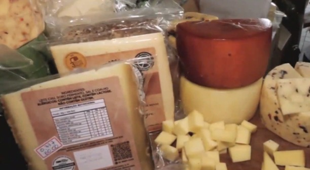 tvbvonline's tweet image. Queijo catarinense é eleito o melhor do mundo em concurso internacional

📶Produzido em Santa Catarina, o queijo Reserva do Vale conquistou o título máximo na quarta edição do Mundial do Queijo, realizada em São Paulo #SC #Notícias

Confira no Portal TVBV: tvbv.com.br/queijo-catarin…