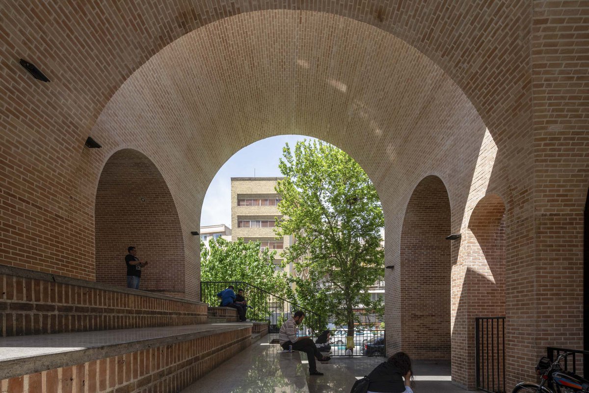 IraninCuba's tweet image. La plaza del metro Jihad de Teherán se llevó el Premio Aga Khan de Arquitectura 2025, uno de los premios más importantes del mundo. 
La diseñó Ka Architecture Studio y llama la atención por su impacto social, cultural y ambiental.

¿Qué opinas de esta obra?
Hermoso #Irán