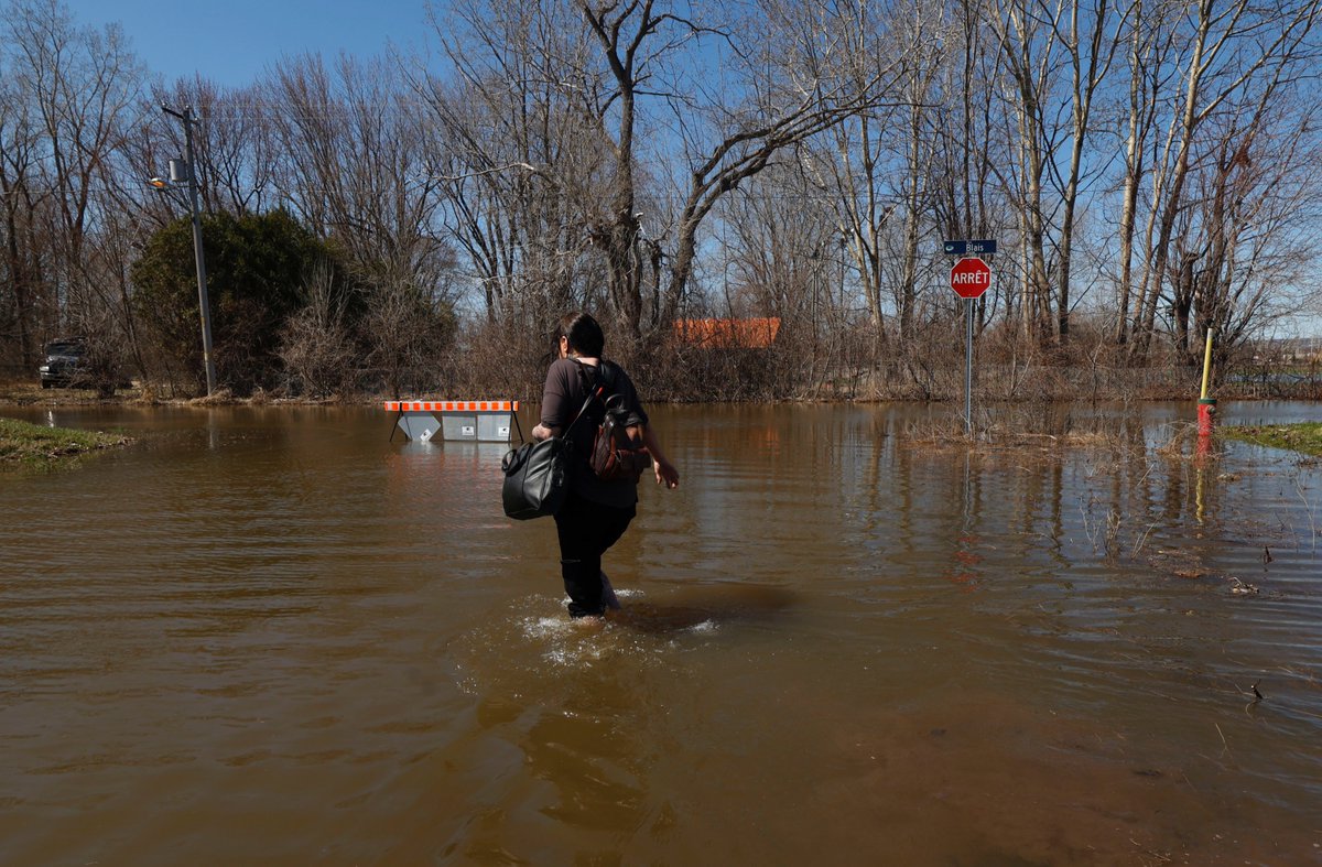 tonysunphoto's tweet image. Natalie and Jacob Cleroux sit on their front porch of their Rue Ernest-Charron home in Gatineau Monday. The couple are worried about the rising #flood waters and how to get their daughter in and out of the house for daycare. @OttawaCitizen #ottnews #weather #ottweather #flooding