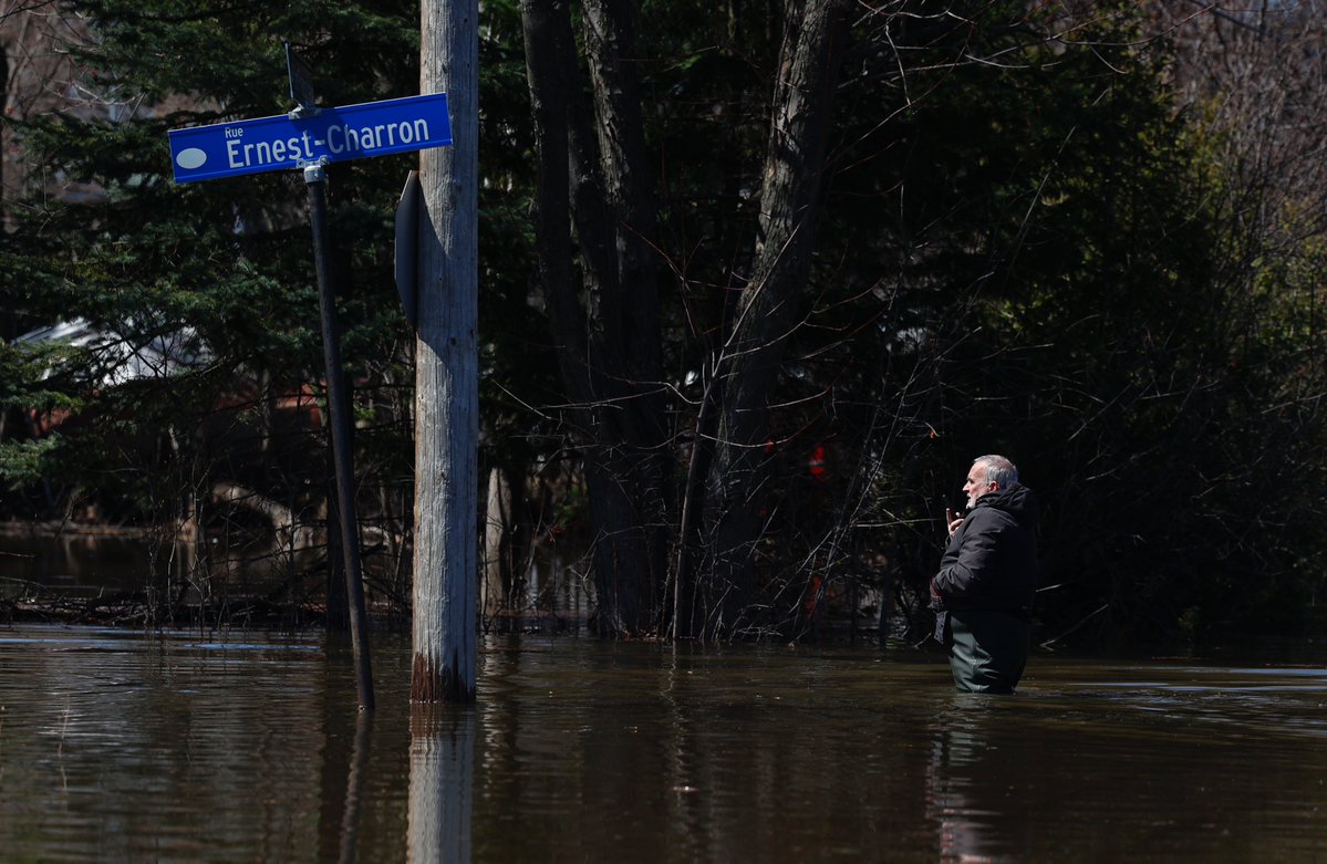 tonysunphoto's tweet image. Natalie and Jacob Cleroux sit on their front porch of their Rue Ernest-Charron home in Gatineau Monday. The couple are worried about the rising #flood waters and how to get their daughter in and out of the house for daycare. @OttawaCitizen #ottnews #weather #ottweather #flooding