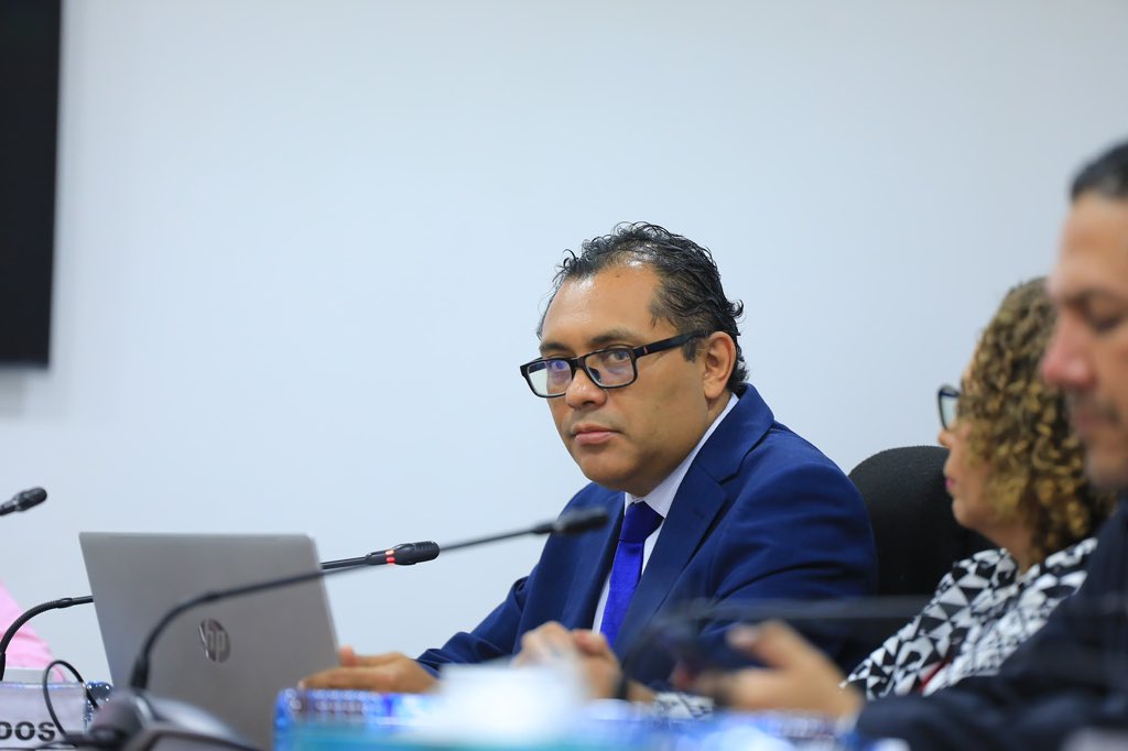 EdgardoMulatoSV's tweet photo. #ComisiónHacienda

Estamos construyendo un nuevo El Salvador, donde la Salud, la tecnología, la educación y la seguridad llegan a todos.

Dictamen Favorable a:

✅ Financiamiento Doctor SV Fase II
• Atención 24/7
• 400 kioscos de telemedicina y medicamentos y
• Hasta 30,000 consultas diarias con cobertura nacional

✅ Programa "Acelerar el Aprendizaje con Innovación Digital"
Alcance del Programa
• Software educativo e Inteligencia Artificial
• Mejora del rendimiento académico

✅ Financiamiento del Programa "Conectividad Digital Social"
• Más acceso a internet para reducir la brecha digital

✅ Financiamiento Obras de mitigación en el Río Grande de San Miguel (cantón La Canoa)
• Protección a comunidades vulnerables

✅ Fortalecimiento del Sistema Penitenciario

*Alcance del Programa*
• Equipamiento Cocinas industriales en centros penales
• Fortalecimiento de Sistemas electrónicos de control para privados de libertad

Seguimos construyendo un país más moderno, seguro y con oportunidades para todos. 🇸🇻
