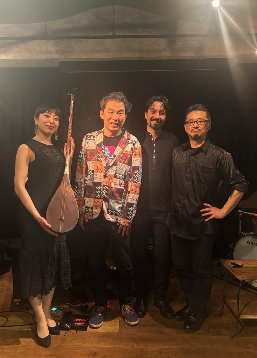 DutorMasha's tweet photo. 6月27日(土)の夜19時表参道Zimagineにて
『ユーラシアの夢・イラン、中央アジアの音楽、その他』
Amin (ペルシャ伝統歌唱)
駒﨑万集(ドュタール、ピアノ、歌)
立岩潤三(パーカッション)
Ayuo(ギター、ブズーキ、歌)
イラン、ウズベキスタン、タジキスタン、クルドの曲などです
https://t.co/7t9aHUiqZf https://t.co/ycM7RgSD3J