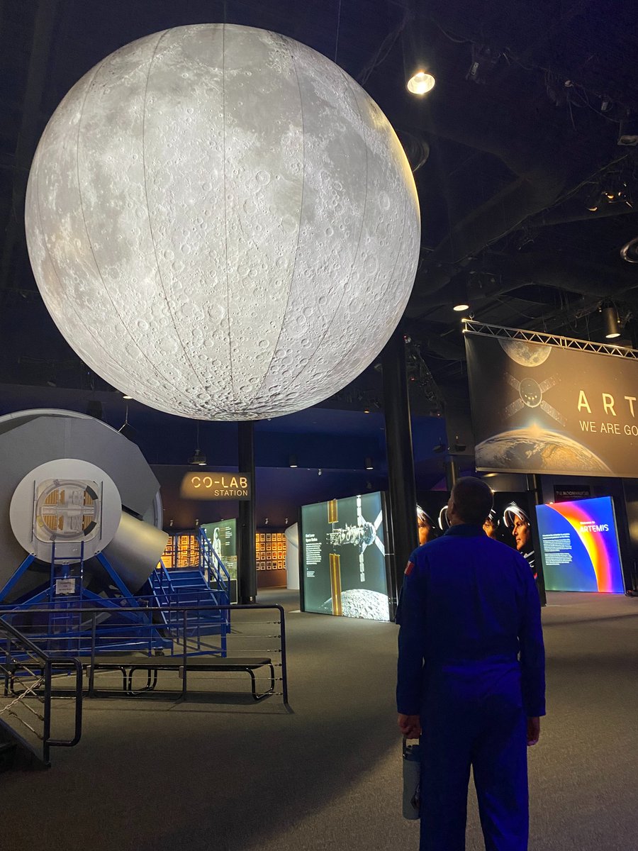 Chaque fois que je lève les yeux vers la Lune maintenant (même celle du centre des sciences de l'espace à Houston), tout semble différent.

Ce n’est plus seulement une lumière lointaine dans le ciel nocturne, c’est un endroit que j’ai étudié de près, de mes propres yeux. Je me
