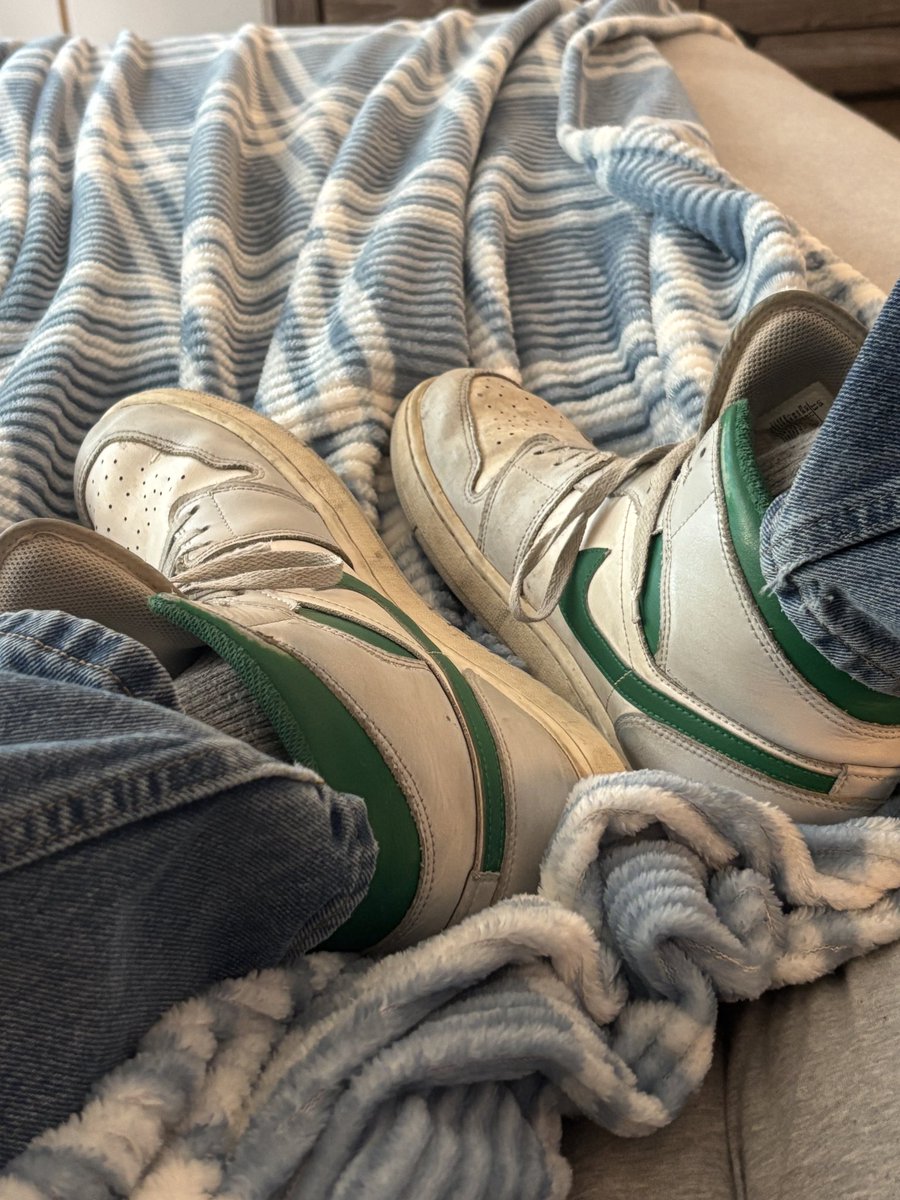 DaxHasPaws's tweet image. Chillin in bed
#nike #sneakers #feet