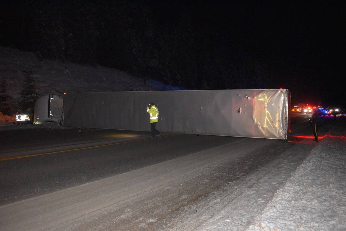 GRCenCB's tweet image. #LaPatrouilleroutièreCB - La Patrouille routière de la Colombie-Britannique diffuse une vidéo montrant les conséquences dramatiques de l’omission d’un conducteur de semi-remorque de « ralentir et changer de voie » grc.ca/fr/cb/prcb/nou…