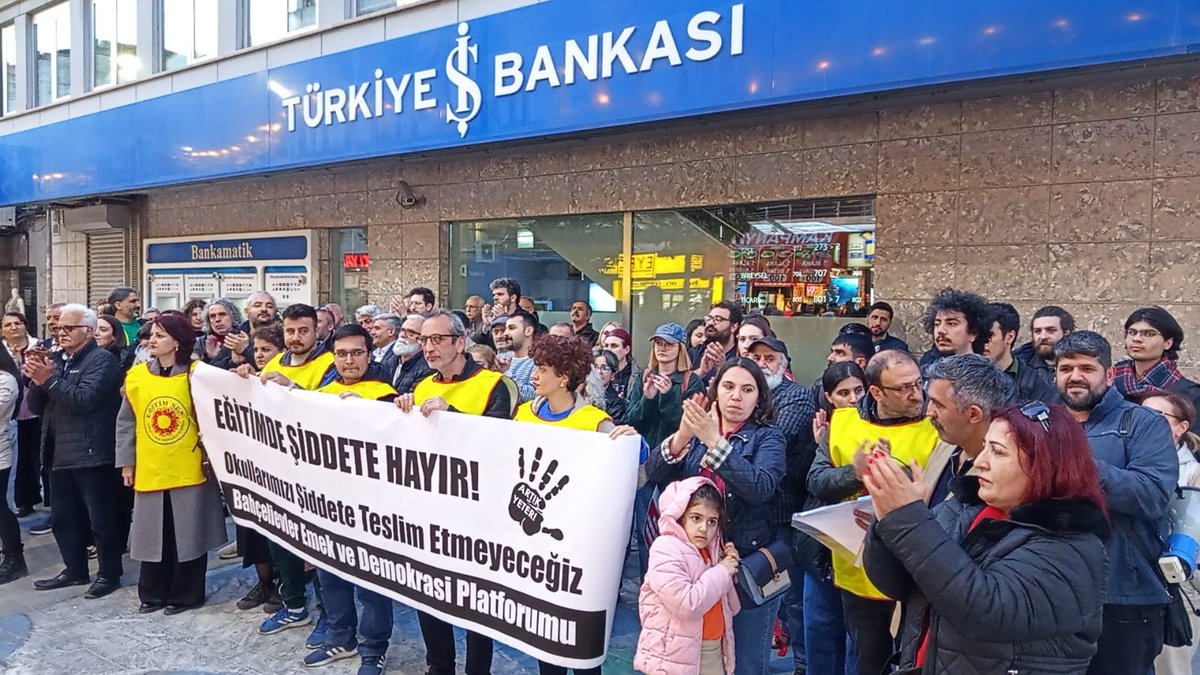 EmekDemokrasi's tweet photo. Bizler, eğitimin kamusal, demokratik ve eşitlikçi niteliğini savunmaya, okulları şiddetin değil yaşamın ve özgürlüğün mekânları haline getirmek için mücadelemizi kararlılıkla sürdürmeye devam edeceğiz. 

Okullarımızı Şiddete Teslim Etmeyeceğiz! https://t.co/QS1XISdqEz