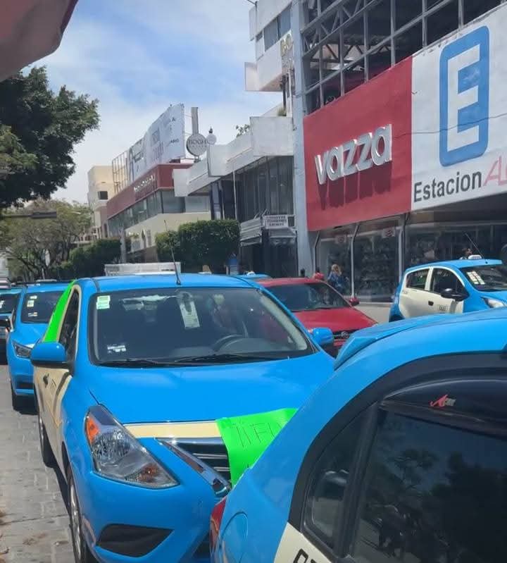 domingo7th's tweet photo. 🚖 #Taxistas se manifiestan en #Tehuacán contra apps como #InDrive #Pronto
La movilización partió del #C5Tehuacán rumbo al centro y podría provocar fuerte caos vial.
⚠️ Toma precauciones y usa rutas alternas.
#Puebla #Armenta #GobiernoDePuebla https://t.co/xCxcEqthv6