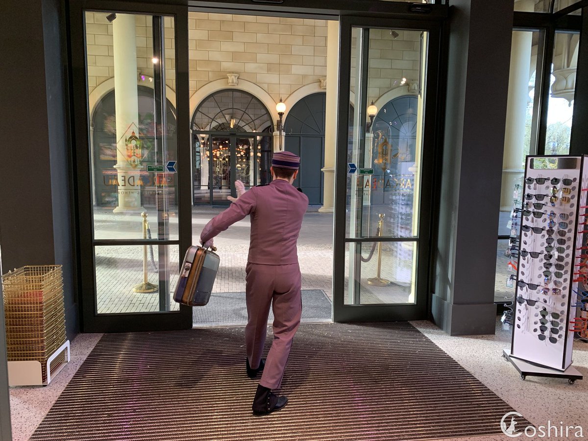 Coshira_'s tweet image. Wanneer je bij #Arcadeau geshopt hebt en tevreden naar buiten loopt met je #Efteling #souvenirs 👜