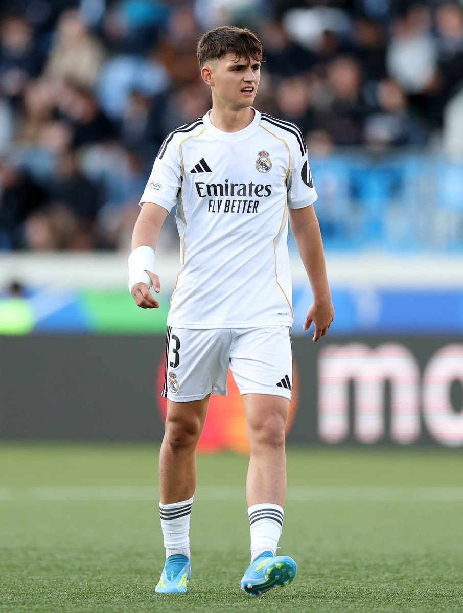 Militao, Rüdiger, Huijsen, Jon Martin y este muchacho siendo el comodín entre el central y el lateral. Y viviríamos todos muy tranquilos.