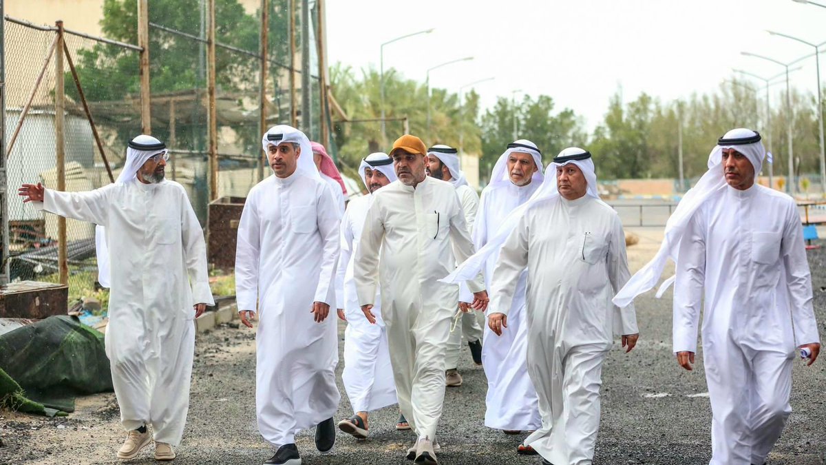 al_shaabab's tweet photo. جانب من زيارة معالي وزير الدولة لشؤون الشباب والرياضة الدكتور طارق الجلاهمه الى نادي الشباب الرياضي اليوم ، وكان في استقباله رئيس نادي الشباب الرياضي الدكتور مناحي فلاح العازمي واعضاء مجلس ادارة النادي . https://t.co/31nPG7HqfB