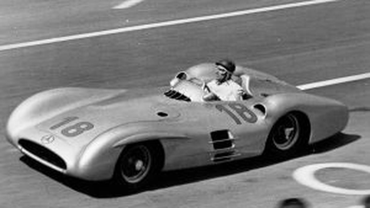MercedesF1ARG's tweet photo. 🚨 🇦🇷 FRANCO COLAPINTO VA A GIRAR CON LA FLECHA PLATEADA DE FANGIO EN EL ROAD SHOW DE BUENOS AIRES.

📰 • @RegueiraLeo en @CarburandoTV https://t.co/H7KiHfJ4Oz