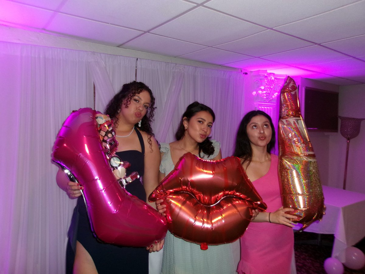 UConnHC's tweet photo. the girls had so much fun at formal last night👠📰 https://t.co/hSgLgdcO7y