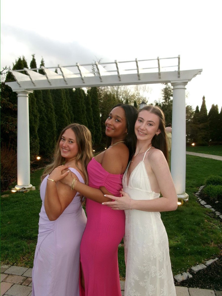 UConnHC's tweet photo. the girls had so much fun at formal last night👠📰 https://t.co/hSgLgdcO7y