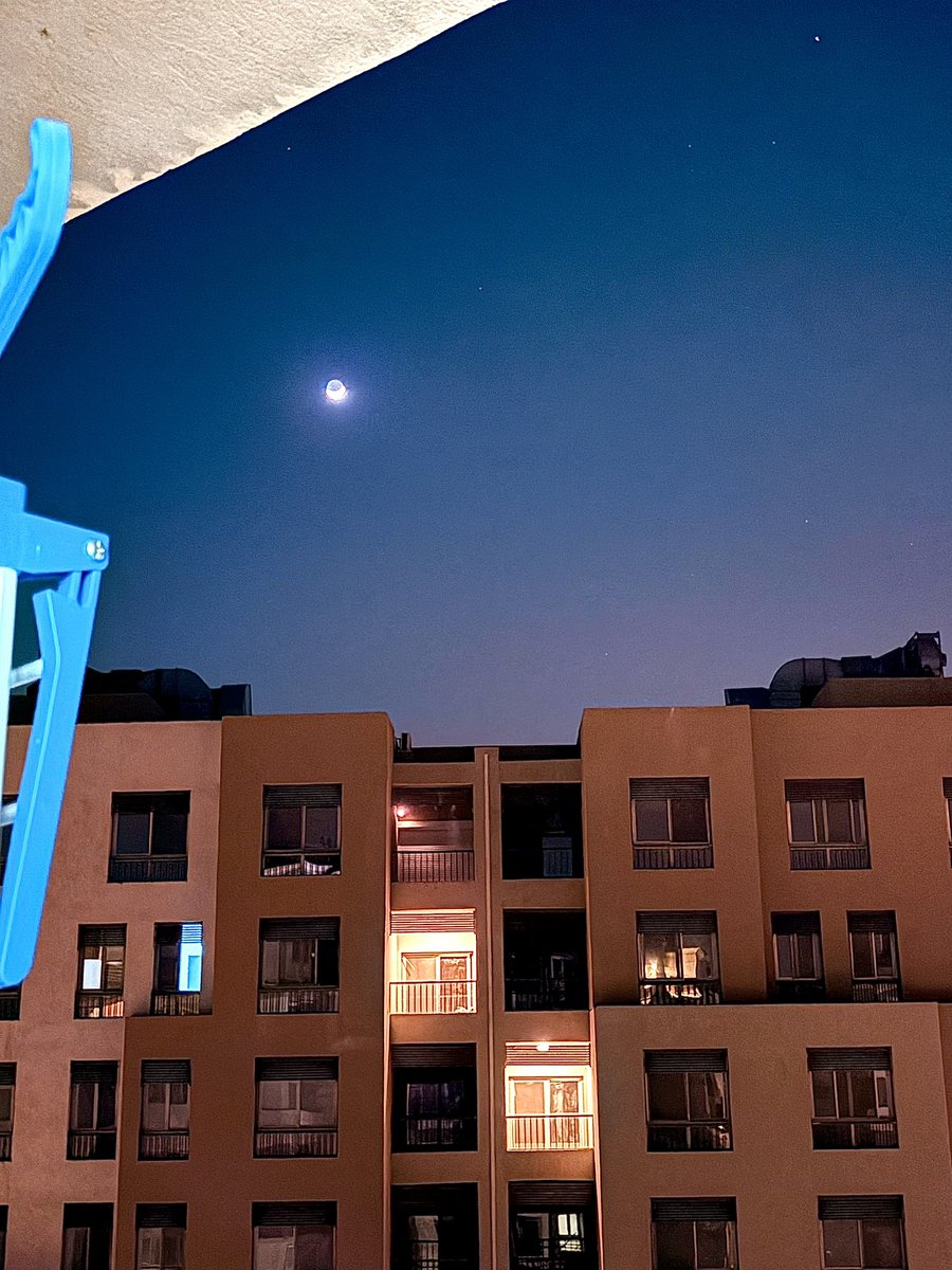 الليل وسماه ونجومه وقمره
وأنت وأنا.. يا حبيبي أنا