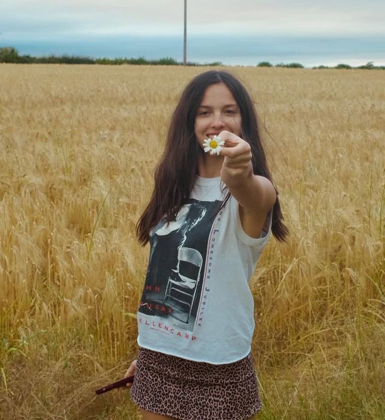 liz in love 🩷 tweet media