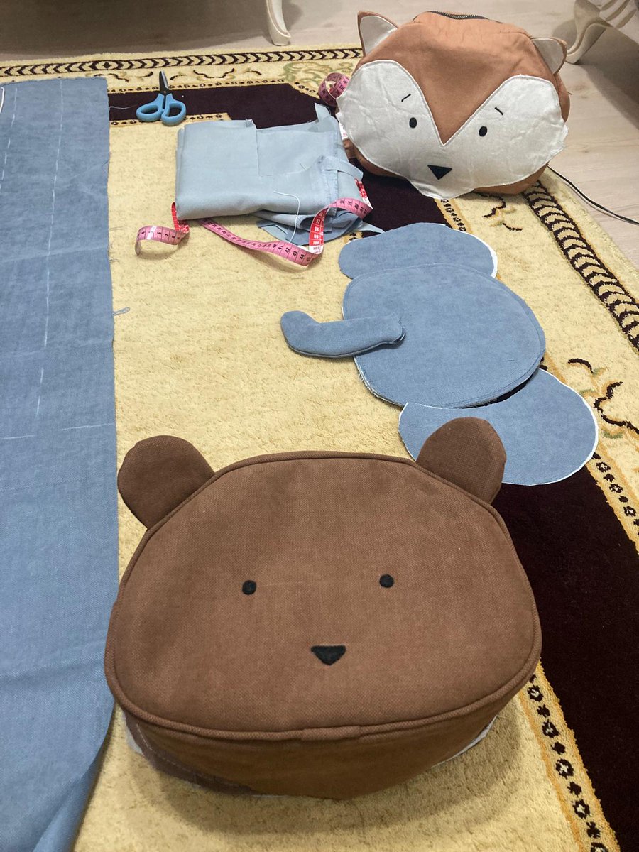 akillicuzdan's tweet image. Ev portföyümüze destek için atölye tekrar açıldı 😊

Eşim el emeği çanta yapımına ufak bir moladan sonra geri döndü, hem de çocuklar için “Hayvanlar Alemi” koleksiyonuyla 🐻🦊🐘

Tilkiyi çocuğumuza yapmıştı… peki sırada kim var? Tavşan mı, panda mı, aslan mı? 👀

#handmade