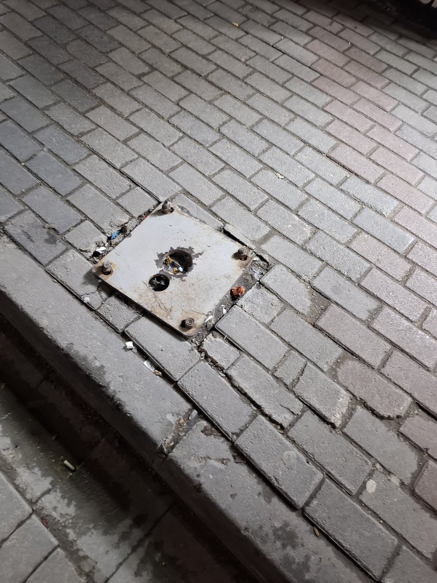 SaprakIbrahim's tweet photo. Bahçıvan mah.türkoglu sok.esnafları adına Yanmayan,kırılan  sokak lambaları defalarca ilgililere iletmemize rağmen sorunumuzu çözemeyen yetkililer neden çokmu zor bunları onarmak @vanbuyuksehirbb @ipekyolubeltr @vedaselektrik @Nurtensaglam_ https://t.co/MOEWdPzzPo