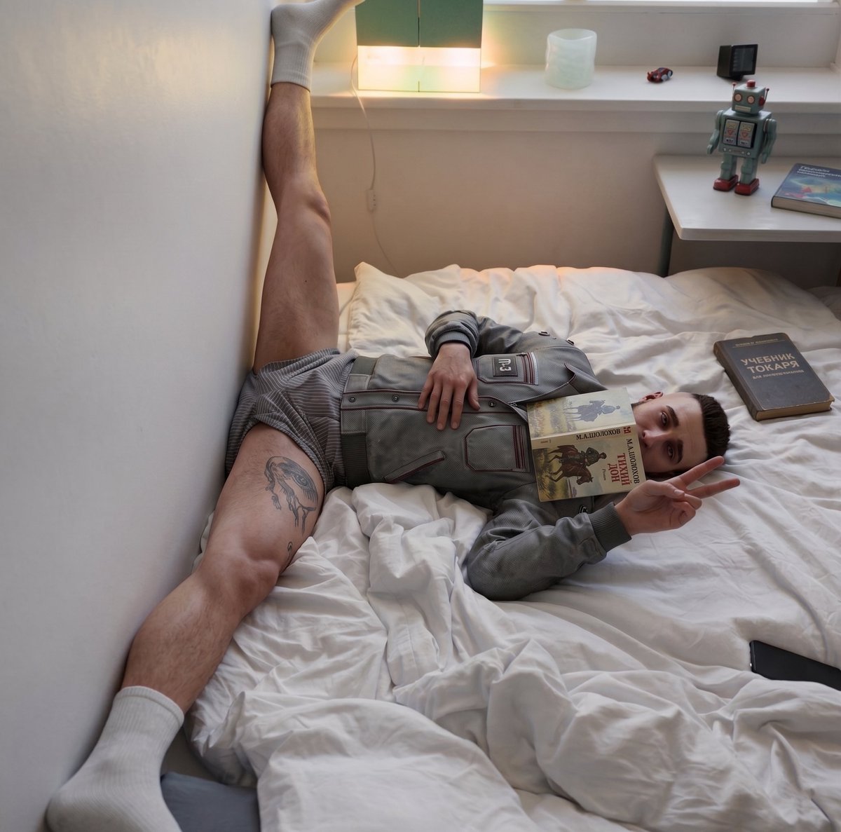 SechenovsSecret's tweet image. When Nora locks you in the room again and you’ve still got 30 minutes until the next shift. 🛠️

They promised in "Kollektiv" that splits improve the neural connection with polymer. I’m just testing the theory. 🤫

 #AtomicHeart #P3 #Facility3826 #SovietAesthetics #MajorDreamer