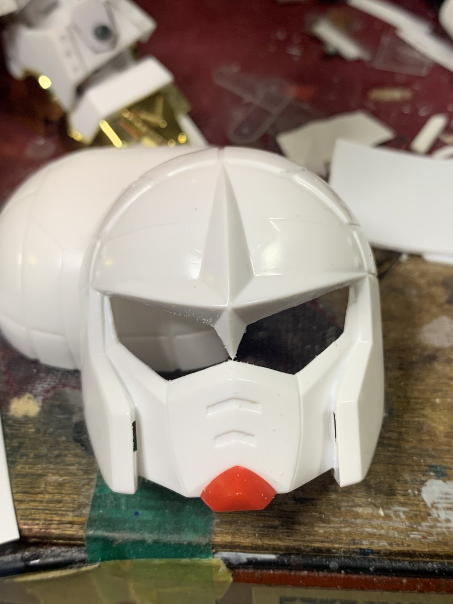 目に電飾を仕込むか〜という事でひとまずくり抜きました。