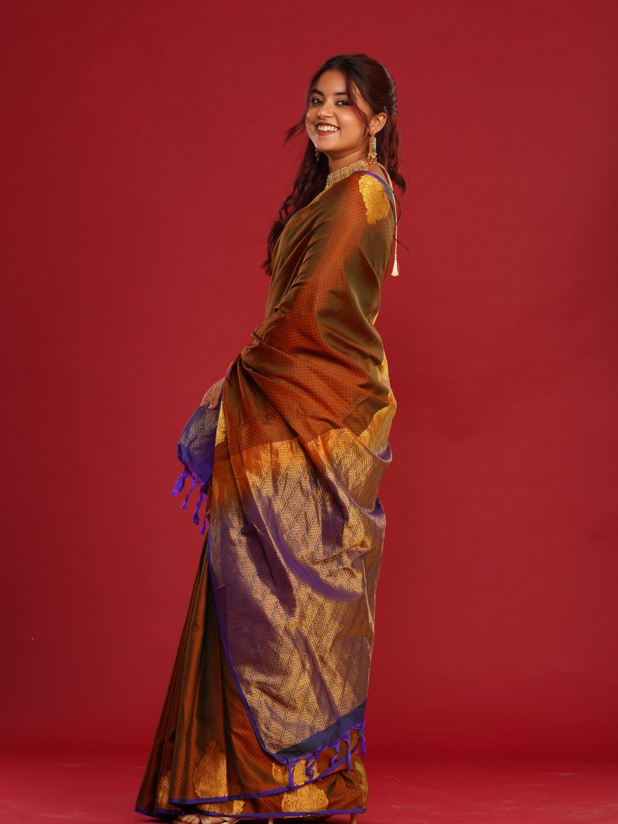 SarahG7728's tweet image. Feeling absolutely darling in this gorgeous brown and purple saree! 💖 The gold details and sparkling necklace make me feel so pretty and elegant. ✨ #SareeStyle #FeelingFeminine #Elegance