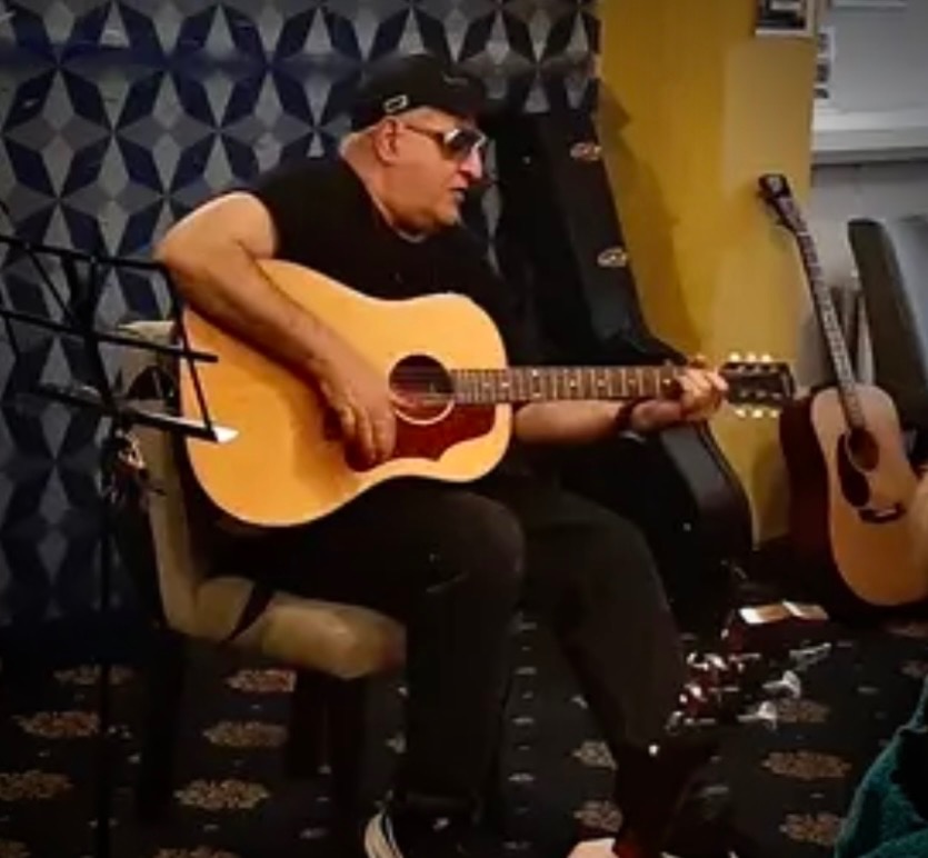 BluesmanMikeF's tweet image. Strange co incidence here. A am doing a set at the @cavernliverpool tonite &amp;amp; also will be playing one of those guitars on Friday in Salford.
#CrazyButTrue
#Play2All
#Liverpool