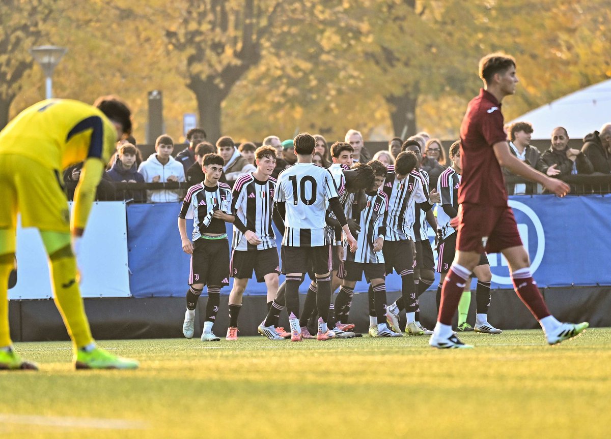 GiovaniBN's tweet image. 🔥 U16 | DERBY DELLA MOLE AGLI OTTAVI! ⚪️⚫️

Chiusa una regular season da record con il primo posto in classifica, per la #Juventus #Under16 di Mister Gridel è tempo di playoff scudetto! 🇮🇹🏆

Agli Ottavi di Finale sarà Derby contro il #Torino! 🥊🔥