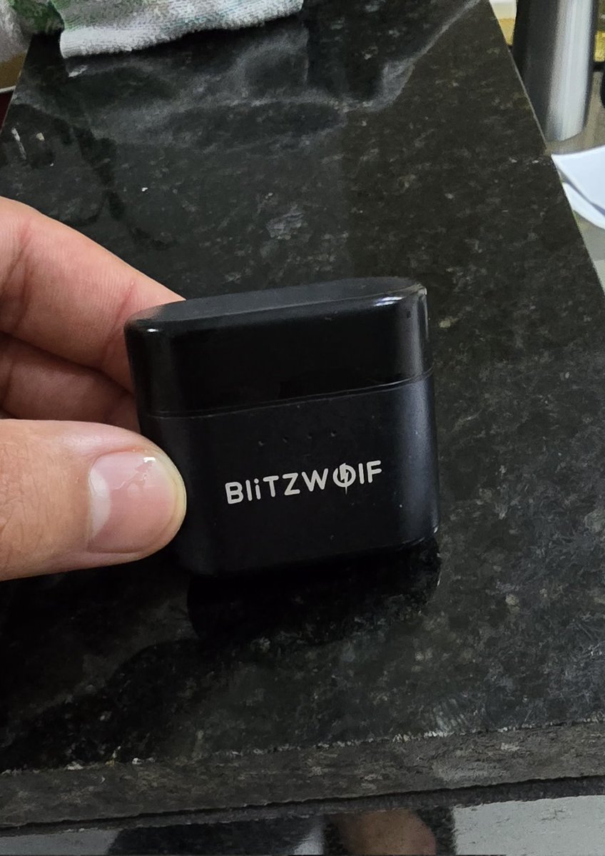 Pessoal do RJ, encontrei essa caixinha de fone da marca: BlITZWOIF e gostaria muito de tentar localizar o dono, pra devolvê-lo!

Podem me ajudar a compartilhar o post, por favor?