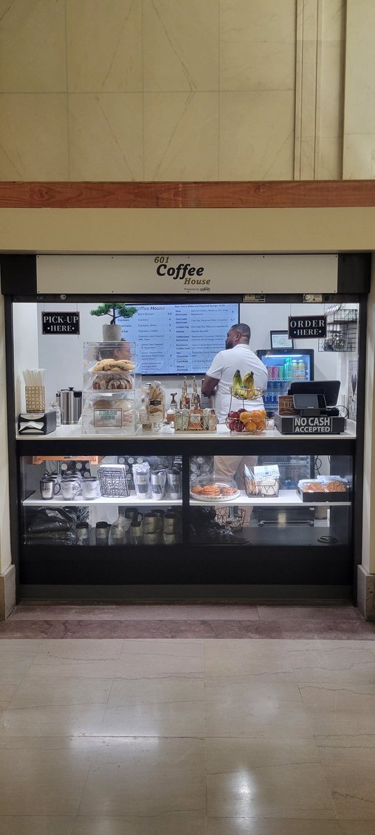 zachreed12's tweet photo. Creating more opportunities for minority businesses in @CityofCleveland is a priority for Mayor @JustinMBibb 

Today, he cut the ribbon at Cleveland City Hall and welcomed 601 Coffee House. 

A minority owned businesses owned by Melissa Garrett Hirsch. She also owns UnBar Cafe. https://t.co/Uimpnw2xGc