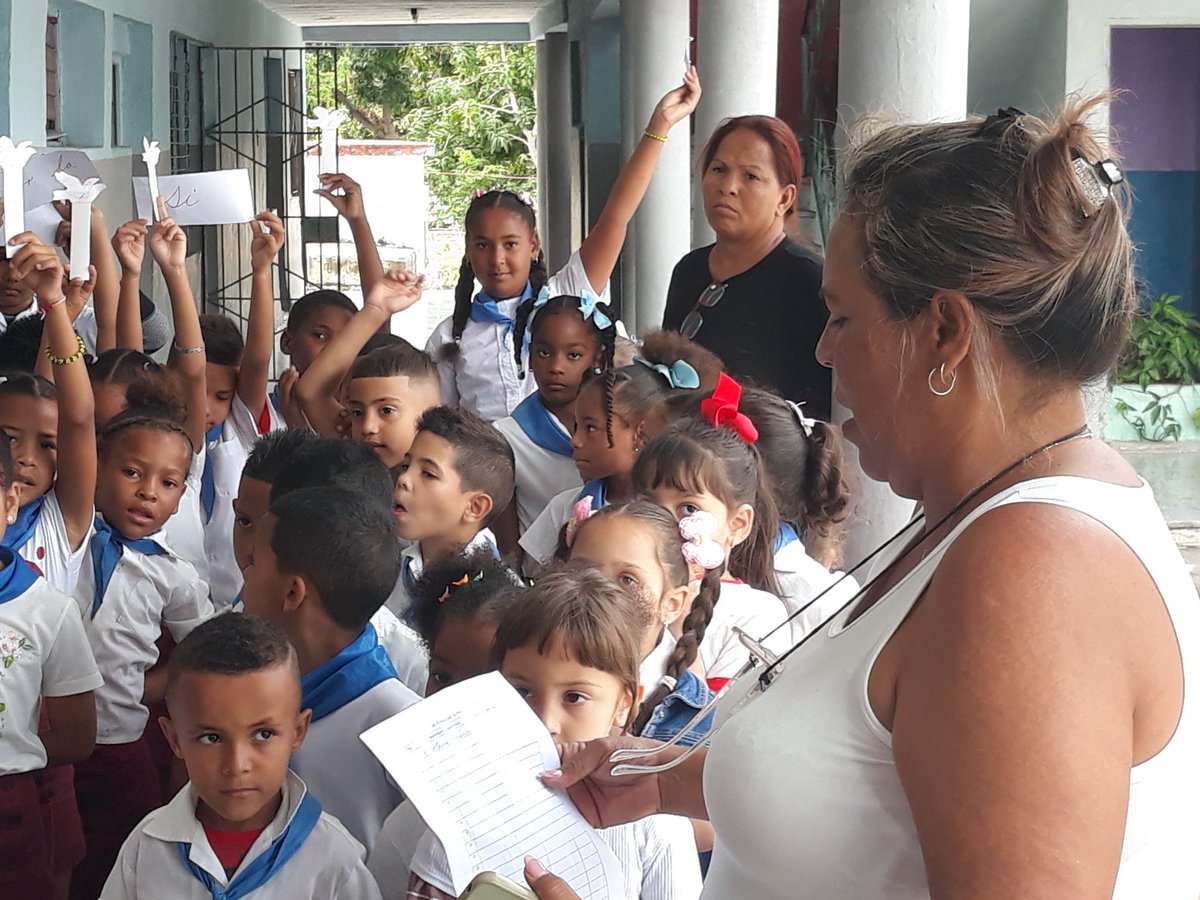 e_samitier48462's tweet photo. El colectivo de la Escuela Primaria Ñeco Samitier Sarria,  reafirma un " ¡Si! " por Cuba realizando diversas actividades  en contra de las agresiones antiimperialistas. 
#CubaSi
#EducacionGuanabacoa 
#LaUnidadNosHaceInvencible
#ÑecoLaVanguardia https://t.co/3aKQHphbtb