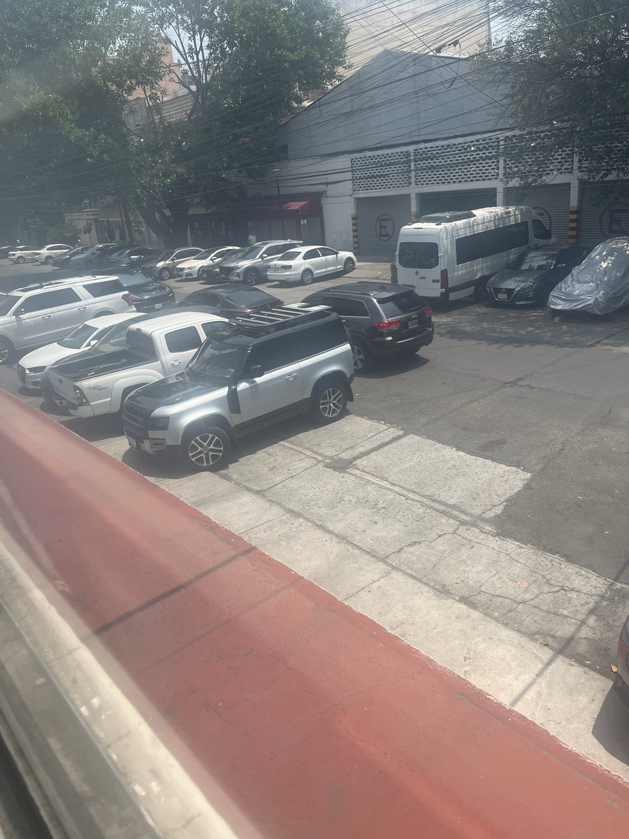 DayanKivi's tweet photo. @LuisMendozaBJ vehicular y poniendo en riesgo la seguridad de peatones y conductores.
Asimismo, el área peatonal se encuentra en condiciones inadecuadas de limpieza, lo cual afecta directamente a los vecinos y transeúntes. Solicito atentamente se realicen las inspecciones correspondientes. https://t.co/fA5M4QnqKJ