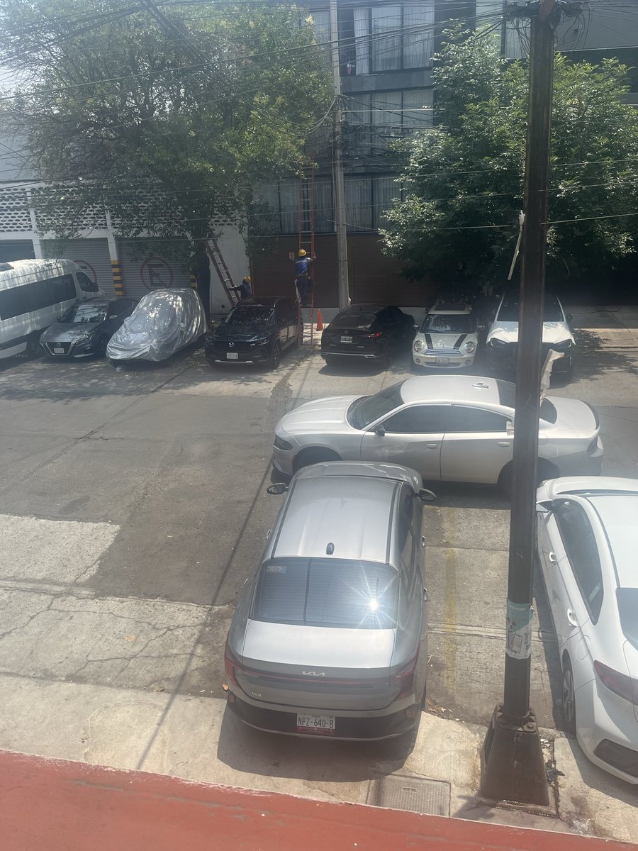 DayanKivi's tweet photo. @LuisMendozaBJ vehicular y poniendo en riesgo la seguridad de peatones y conductores.
Asimismo, el área peatonal se encuentra en condiciones inadecuadas de limpieza, lo cual afecta directamente a los vecinos y transeúntes. Solicito atentamente se realicen las inspecciones correspondientes. https://t.co/fA5M4QnqKJ