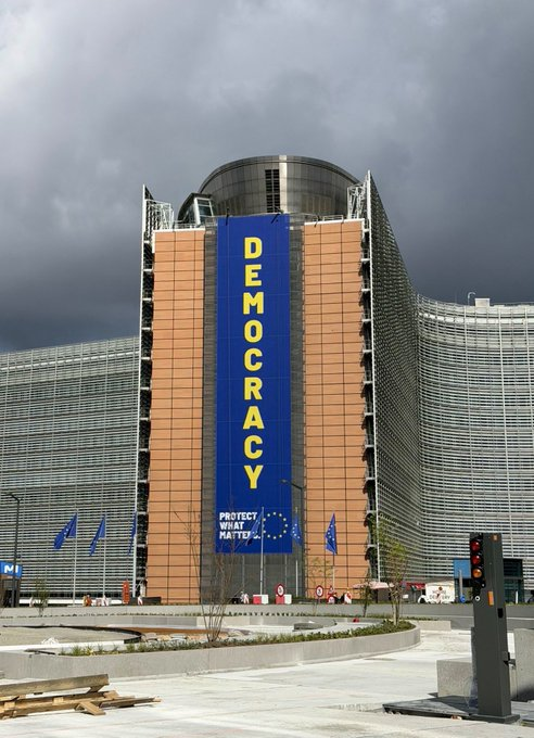 Questa è la sede della UE a Bruxelles.
Quella scritta ha un che di Kafkiano in un luogo in cui non c'è neanche un eletto.