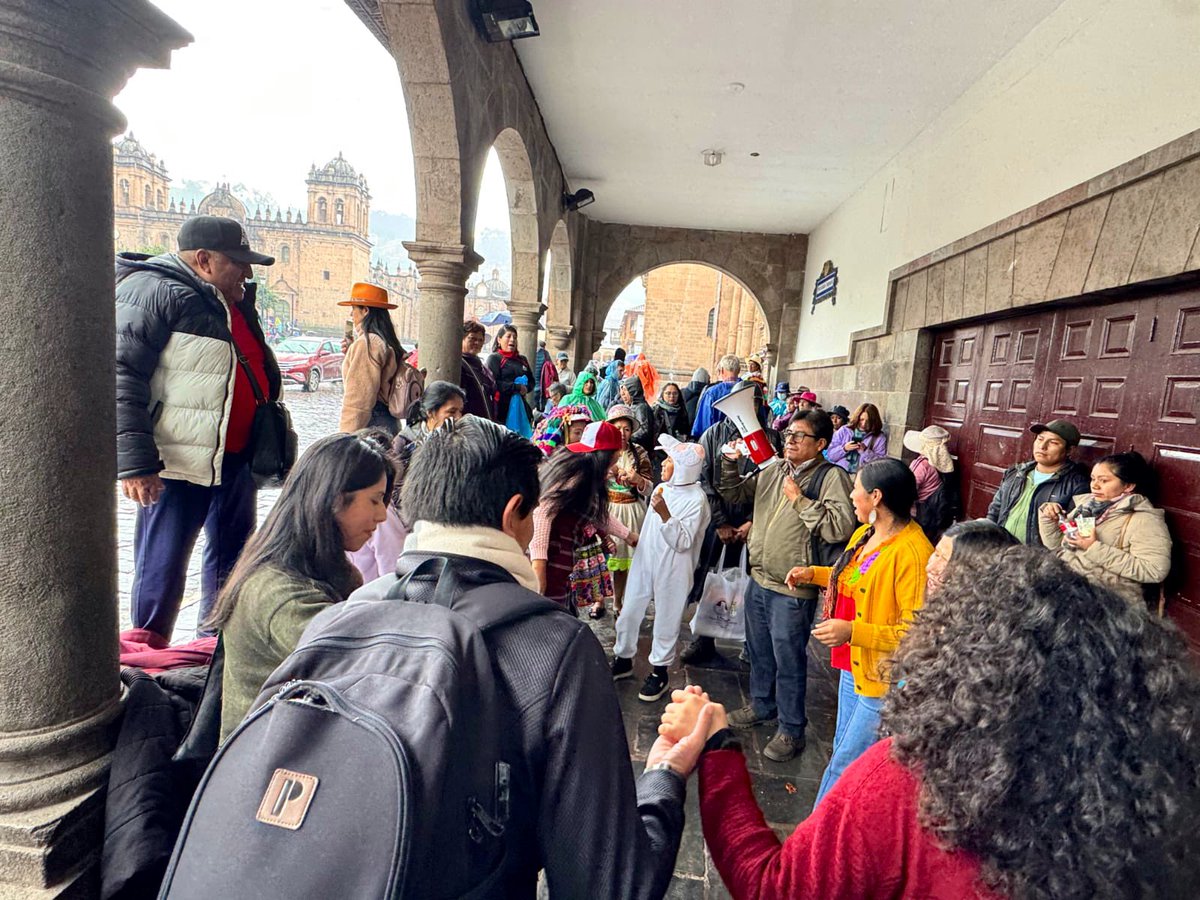 Mientras en #Lima hacían el ridículo con banderas de EEUU y terruqueo por un fraude inexistente, en #Cusco respondían a la discriminación con Mote y queso. Cusqueños se reunieron y compartieron mote con queso en rechazo a ataques racistas y clasistas de quienes no aceptan su voto