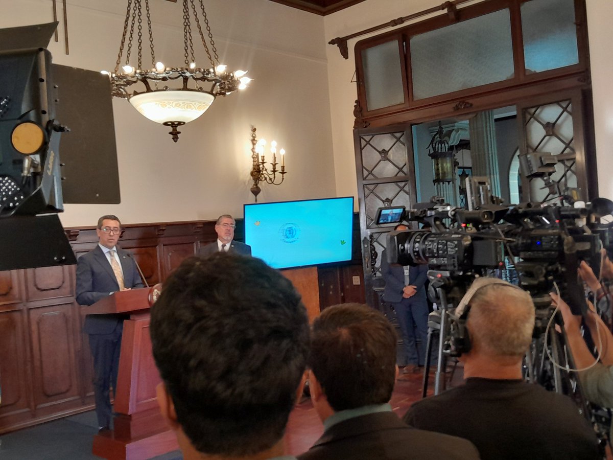 Brenda_AGN's tweet photo. En #LaRonda el ministro Jonathan Menkos informó que el subsidio tiene un techo máximo de 2 mil millones de quetzales y que estos fondos no implican más endeudamiento ni la aplicación de más tributos

@AGN_noticias 
@MinfinGT https://t.co/tdFle1N5LZ