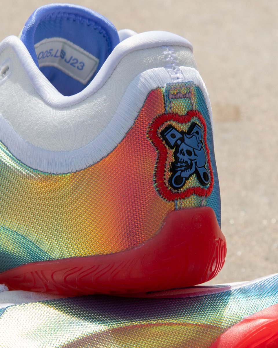 Foot Locker tweet media