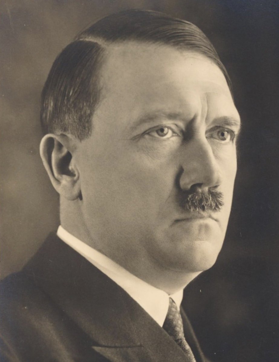 BluffSociety's tweet image. 20 de abril, Braunau am Inn #Austria 1889. Nacía Adolf Hitler; Fue un político, escritor, militar y dictador alemán. Durante su periodo, llevó al poder al Partido Nacional Socialista Obrero Alemán, bajo un régimen totalitario hasta el día de su muerte. (f. 1945)