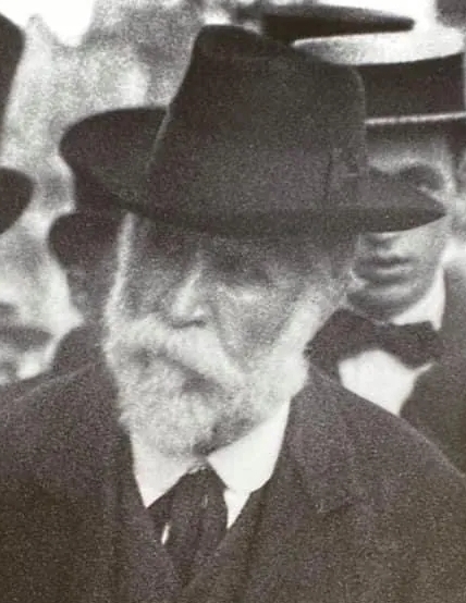 efemarq's tweet photo. Miró encara era jove i per tant Gaudí no en tenia ni idea de qui era aquell nano. Mai sabrem si parlaren alguna vegada. Potser ni el propi Miró ho devia recordar.

Dos catalans universals, dos catalanistes, dos sobiranistes de pedra picada... anant junts a classe de dibuix. ⭐️ https://t.co/rGPJkBpAoF