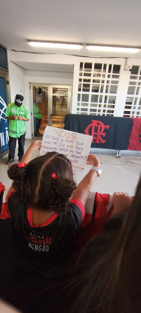 AutistasRN's tweet photo. A Tete tem 3 anos é fã do goleiro Rossi. Amanhã ela fará 4 e pediu um presente ao seu ídolo no Match Day que participamos. https://t.co/Ko8hMuOAa2