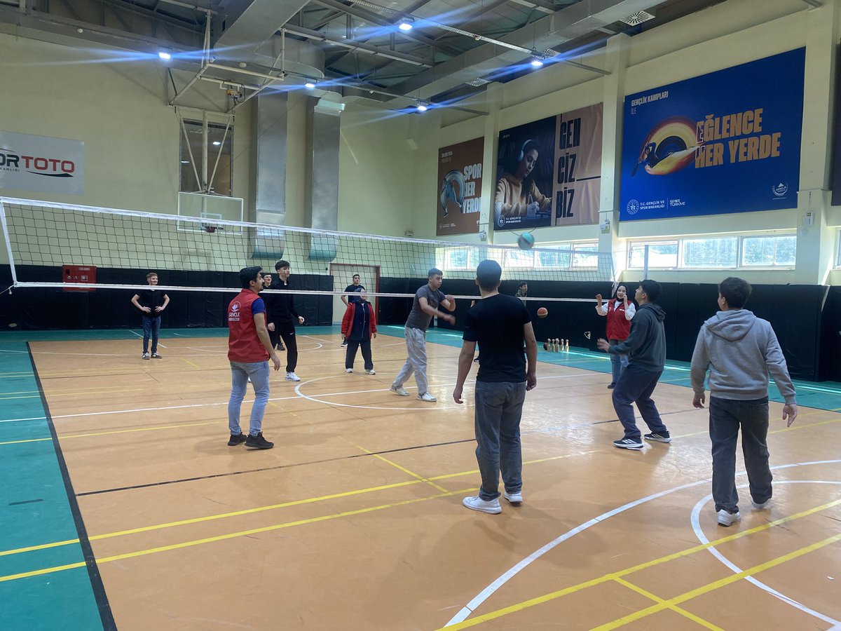 GSB_BucakGM's tweet photo. Bugün gençlik merkezimiz, Bucak Mesleki Eğitim Merkezi’nden gelen gençlerimizin enerjisiyle doldu. ⚡

Birlikte oyunlar oynadık ve bol bol keyifli anlar paylaştık.  🎯🎈

#merkezimheryerde
#bucakgenclikmerkezi https://t.co/rzXyiQ0vwK