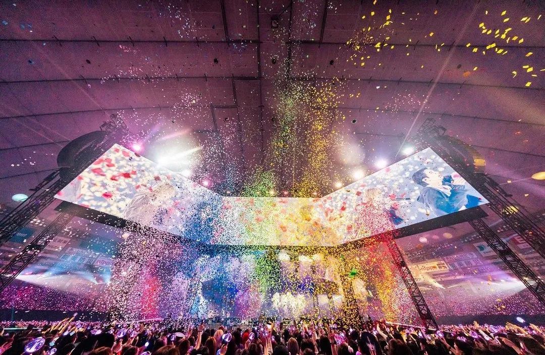 [📷]
Fotos de #BTS durante sus conciertos en Japón💜

Mochi♡
<a href="/bts_bighit/">BTS_official</a>  #BTS_ARİRANG #BTSİSCOMİNG