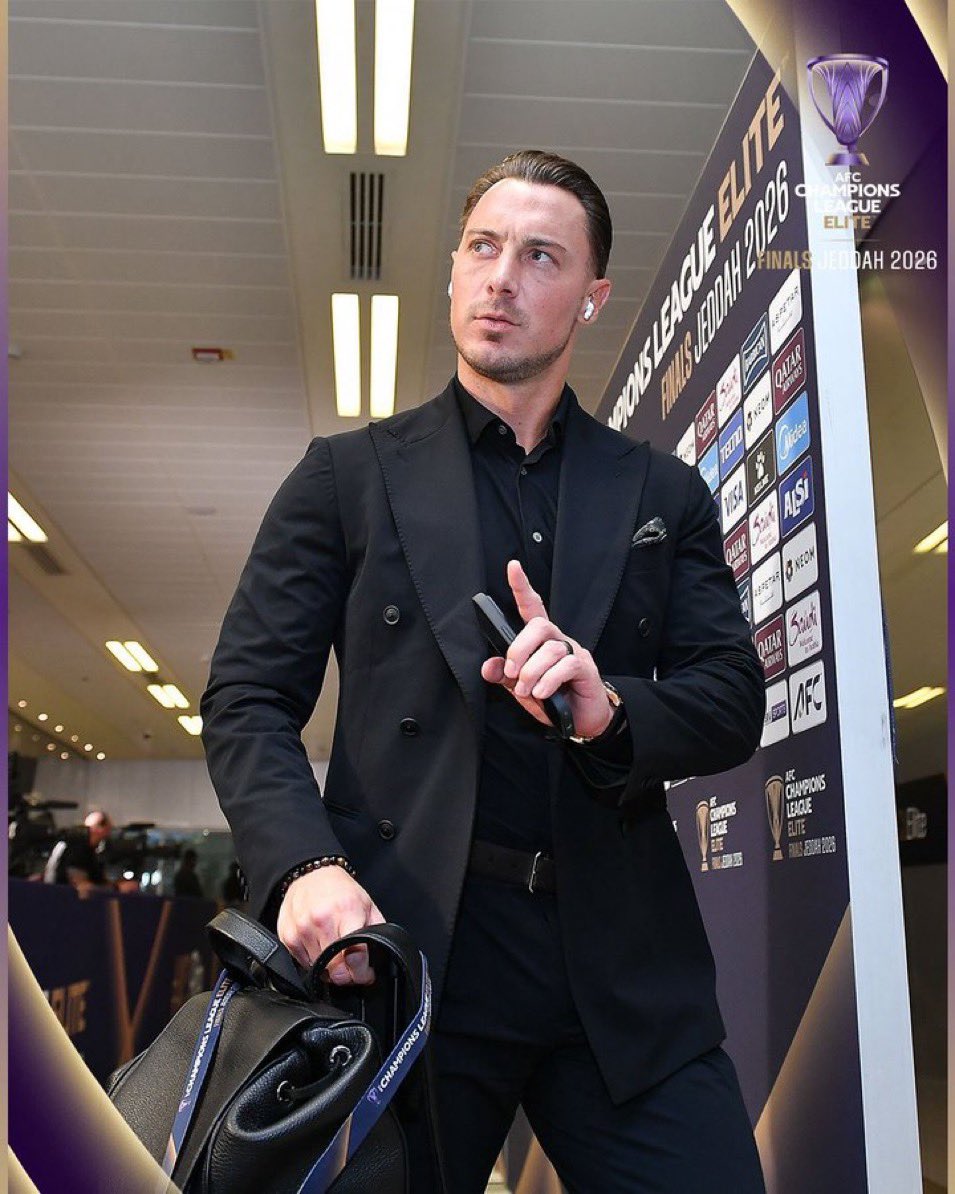 في الاهلي لا تجد خالد الغامدي يظهر بنفس ظهور فهد سندي المتملق امام الكاميرات 

في الاهلي لا تجد بلانيس او سواريز سلطتهم تدخل في القرارات الفنية لان هناك مدرب محترم اسمه يايسله في ناديهم 

في الاهلي لا يوجد اي لاعب فوق الكيان او عصي على ناديه و يعطى مساحة تقدير لا يستحقها مثل ما