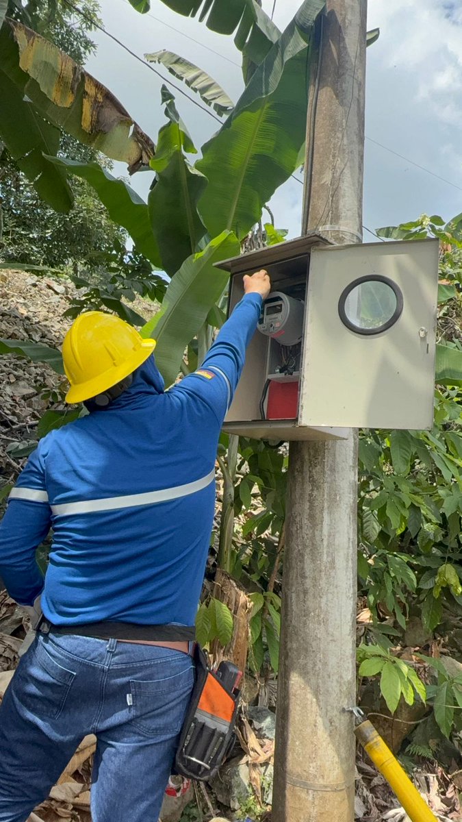 CNEL_EP's tweet photo. ✅ AZUAY

Se ejecutaron operativos de control de energía en el sector minero del cantón Camilo Ponce Enríquez (Azuay), en zonas como Santa Martha, Bellarica y La Independencia, donde se intervinieron 13 puntos.

Durante las acciones se realizaron gestiones comerciales, recuperación de cartera, convenios de pago, desconexiones y regularización del servicio, logrando una recaudación aproximada de USD 300 mil.