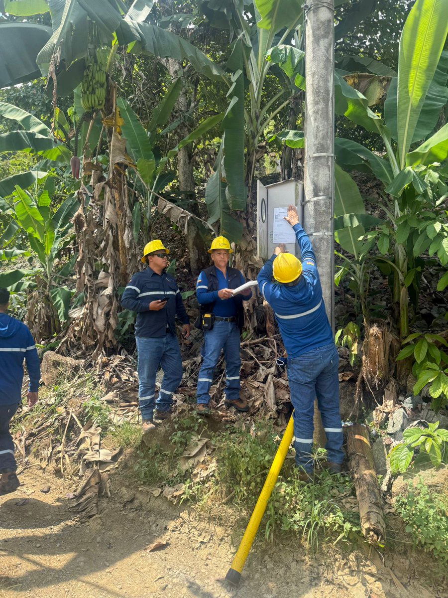 CNEL_EP's tweet photo. ✅ AZUAY

Se ejecutaron operativos de control de energía en el sector minero del cantón Camilo Ponce Enríquez (Azuay), en zonas como Santa Martha, Bellarica y La Independencia, donde se intervinieron 13 puntos.

Durante las acciones se realizaron gestiones comerciales, recuperación de cartera, convenios de pago, desconexiones y regularización del servicio, logrando una recaudación aproximada de USD 300 mil.