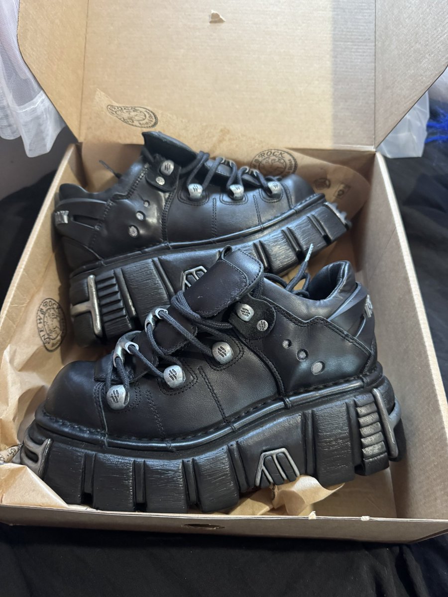 mommy kat 🦇 tweet media