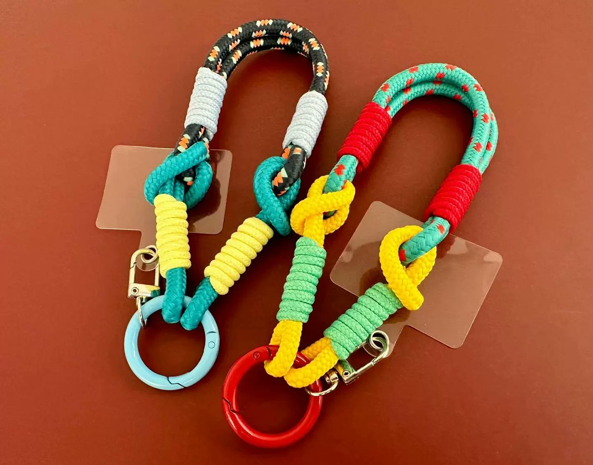 lolobelle36's tweet image. DIY your own macramé keychain in 10 mins!  Grab cotton cord, scissors, a ring—follow 3 simple knots. Perfect for gifting or sprucing up your keys. Tag me if you try it! #DIY #Macramé #CraftHacks
