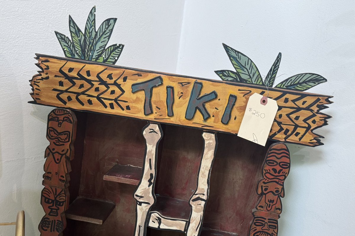 giatrovela's tweet image. Sunday Farmers market admiring a prayer plant design n bumping into signs #inspo to keep on from my fav boutique shop owned by a photographer pal, Breezy from NE. Night cafe time with hot apple cider #hideandseek #love #life #photo #island #cider #serendipity #giatrovelaphoto