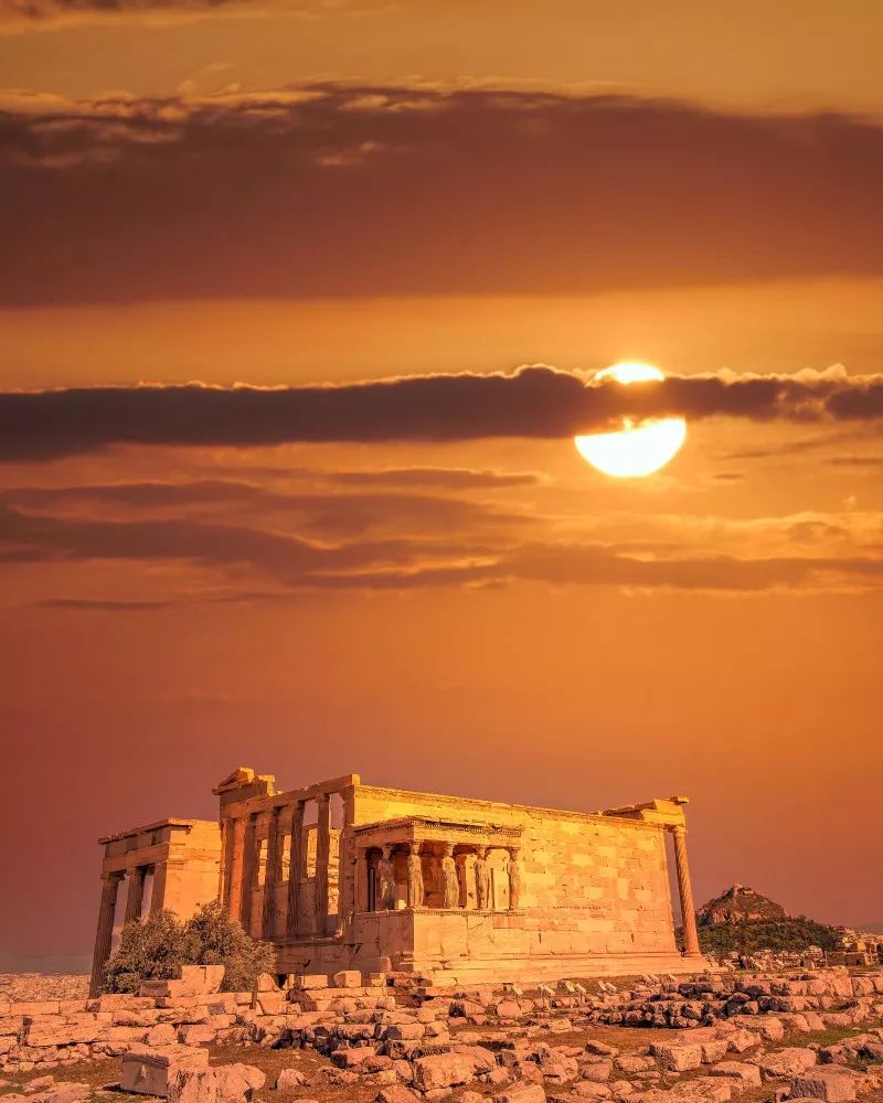 vasstas8's tweet image. Chasing sunsets in Santorini —white-washed villages, blue domes, and wine that tastes like liquid gold. Every corner feels like a postcard come alive  #Wanderlust #SantoriniMagic