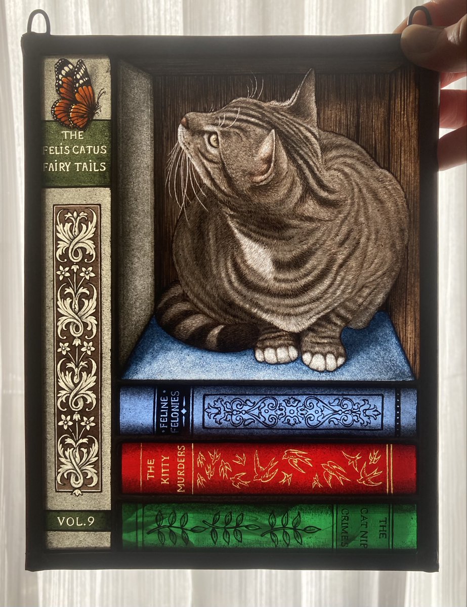 LornaSharkey1's tweet image. Apart from painting, my two favourite things, a cat and some books 😻📕
#catlovers #books #stainedglasspainting #glassart