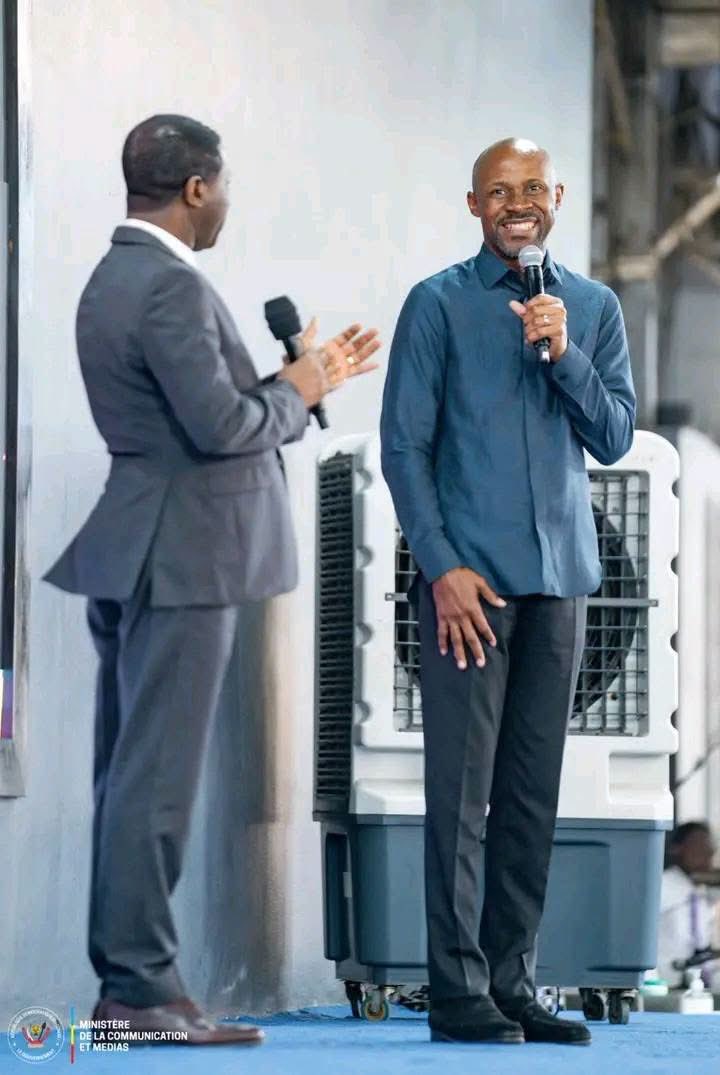 Dkm12450978's tweet photo. 🚨Le ministre de la communication @PatrickMuyaya se dit Honoré d’avoir prié et communié ce dimanche avec les fidèles de l’Eglise Mangembo de Bandalungwa.
J’ai eu l’occasion de saluer et de féliciter l’évêque Espérance Mbakadi pour sa vision et son engagement tant spirituel que social dans l’encadrement du peuple de Dieu.
Merci pour la puissance de la parole et le déclic.